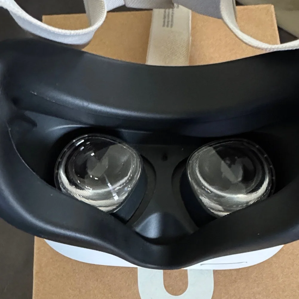 Oculus Quest 2 VR Set in White